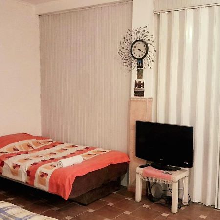 Bed and Breakfast Adem'S Cozy Terrace Retreat Скоп'є Екстер'єр фото